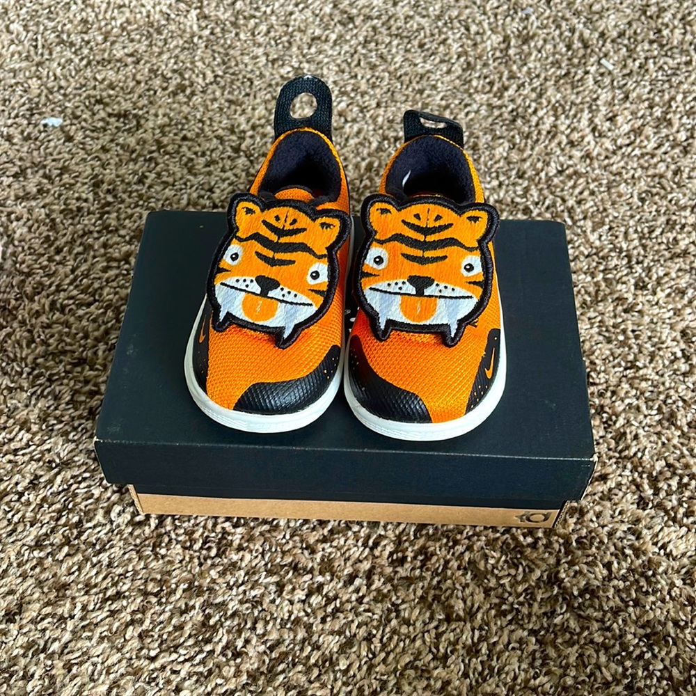 Brand new nike shoes never worn. Size 5